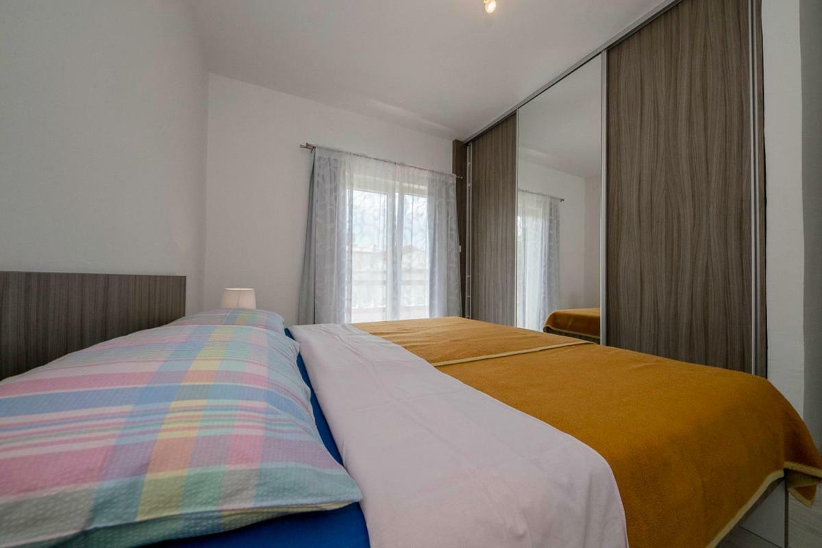 Apartman Jasmina Banjol Exterior photo